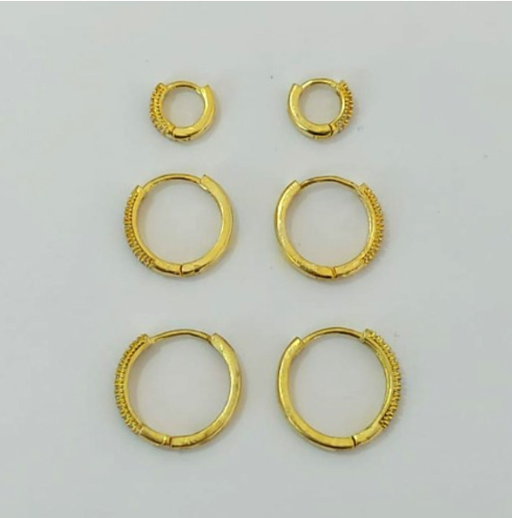 BRINCO NO BRUTO PRONTO PARA O BANHO LATÃO - (CX.149) TRIO DE BRINCO COM 3 PARES CRAVEJADOS COM MICROS ZIRCÔNIAS - TAMANHOS: 10/14/16MM - PESO TOTAL 6,8GR - BRU23947