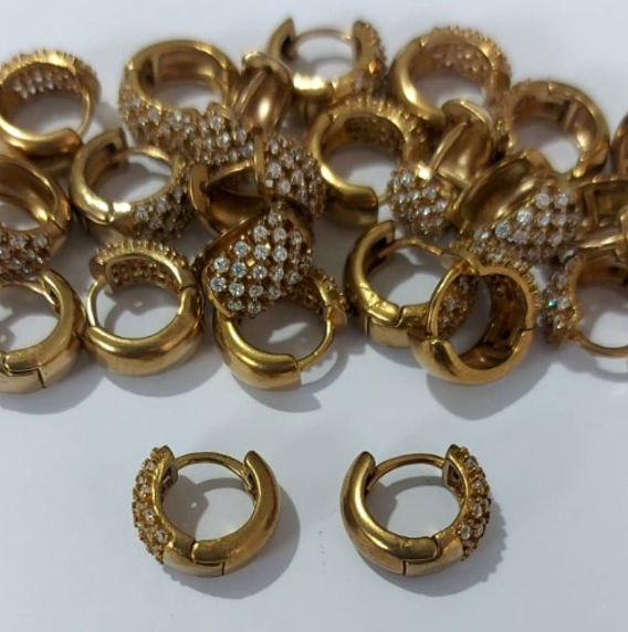 BRINCO NO BRUTO PRONTO BANHO (CX150) - BRINCO COM FILEIRAS DE MICRO ZIRCONIAS CRISTAIS - ARGOLINHA DE PRESSÃO (TRANQUETA) TAMANHO 12MM - PESO TOTAL 2.8GR - BRU23964