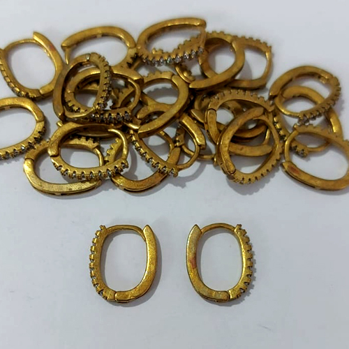 BRINCO NO BRUTO PRONTO BANHO - (CX.150) BRINCO OVAL COM FILEIRA DE MICRO ZIRCÔNIAS CRISTAIS - ARGOLINHA DE PRESSÃO (TRANQUETA) TAMANHO 14MM - PESO TOTAL 1,2GR - BRU23966