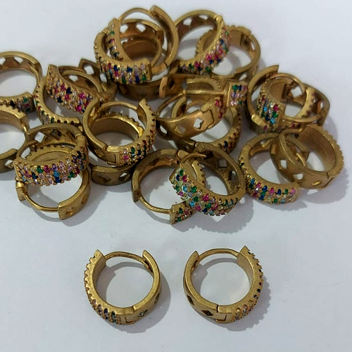 BRINCO NO BRUTO PRONTO BANHO - (CX.150) BRINCO CRAVEJADO COM MICROS ZIRCÔNIAS COLORIDAS - ARGOLINHA DE PRESSÃO (TRANQUETA) TAMANHO 5X15MM - PESO TOTAL 3,4GR - BRU23967