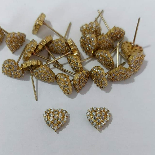 BRINCO NO BRUTO PRONTO BANHO - (CX.150) BRINCO DE PINO CORAÇÃO CRAVEJA EM MICROS ZIRCÔNIAS - TAMANHO 9MM - PESO TOTAL 1,2GR - BRU23970