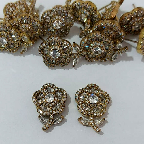 BRINCO NO BRUTO PRONTO BANHO - (CX.150) BRINCO DE PINO FLOR CRAVEJADA EM MICROS ZIRCÔNIAS CRISTAIS - TAMANHO 13X18MM - PESO TOTAL 3,6GR - BRU23972