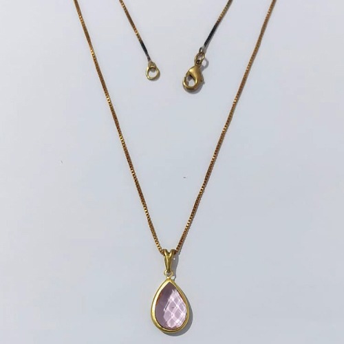 GARGANTILHA NO BRUTO PRONTA PARA O BANHO - GARGANTILHA COM CORRENTE VENEZIANA 45CM E PINGENTE 8X12MM (GOTA)COMPOSIÇÃO 70% LATÃO E 30% VIDRO ROSA - PESO: 2,4GR - COMPOSIÇÃO: 100% LATÃO - BRU24035