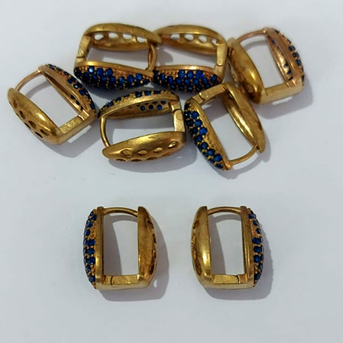 BRINCO NO BRUTO PRONTO PARA O BANHO - BRINCO ARGOLINHA DE PRESSÃO CRAVEJADO EM MICROS ZIRCÔNIAS AZUIS 16MM - COMPOSIÇÃO: LATÃO / ZIRCÔNIA - PESO 3,1GR - BRU24061