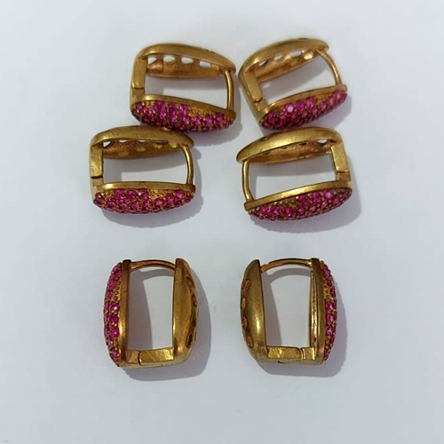 BRINCO NO BRUTO PRONTO PARA O BANHO - BRINCO ARGOLINHA DE PRESSÃO CRAVEJADO EM MICROS ZIRCÔNIAS ROSAS 16MM - COMPOSIÇÃO: LATÃO / ZIRCÔNIA - PESO 3,1GR - BRU24062