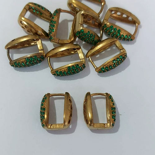 BRINCO NO BRUTO PRONTO PARA O BANHO - BRINCO ARGOLINHA DE PRESSÃO CRAVEJADO EM MICROS ZIRCÔNIAS VERDES 16MM - COMPOSIÇÃO: LATÃO / ZIRCÔNIA - PESO 3,1GR - BRU24063