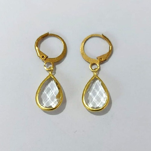 BRINCO NO BRUTO PRONTO PARA O BANHO - BRINCO ARGOLINHA DE PRESSÃO COM PINGENTE 8X12MM (GOTA)COMPOSIÇÃO 70% LATÃO E 30% VIDRO BRANCO- PESO: 2,2GR - BRU24043