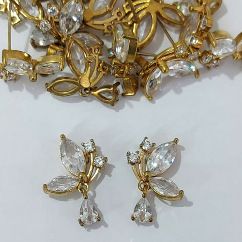 BRINCO NO BRUTO PRONTO PARA O BANHO - BRINCO DE PINO BORBOLETA CRAVEJADO ZIRCÔNIAS 21MM - COMPOSIÇÃO: LATÃO / ZIRCÔNIA - PESO 3,4GR - BRU24064