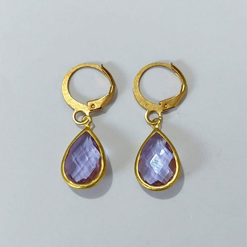 BRINCO NO BRUTO PRONTO PARA O BANHO - BRINCO ARGOLINHA DE PRESSÃO COM PINGENTE 8X12MM (GOTA)COMPOSIÇÃO 70% LATÃO E 30% VIDRO LILÁS- PESO: 2,2GR - BRU24044