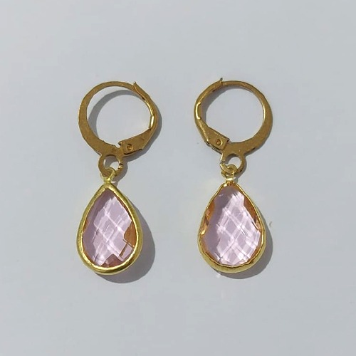 BRINCO NO BRUTO PRONTO PARA O BANHO - BRINCO ARGOLINHA DE PRESSÃO COM PINGENTE 8X12MM (GOTA)COMPOSIÇÃO 70% LATÃO E 30% VIDRO ROSA- PESO: 2,2GR - BRU24045