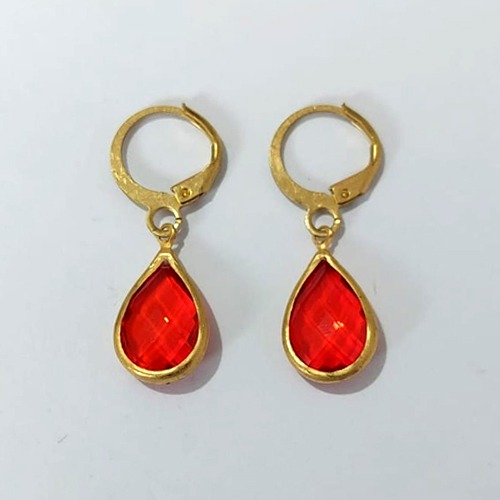 BRINCO NO BRUTO PRONTO PARA O BANHO - BRINCO ARGOLINHA DE PRESSÃO COM PINGENTE 8X12MM (GOTA)COMPOSIÇÃO 70% LATÃO E 30% VIDRO VERMELHO- PESO: 2,2GR - BRU24046