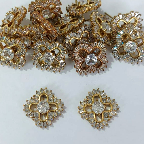 BRINCO NO BRUTO PRONTO PARA O BANHO - BRINCO DE PINO FLOR CRAVEJADA EM ZIRCÔNIAS 17MM - COMPOSIÇÃO: LATÃO / ZIRCÔNIA - PESO 4,2GR - BRU24065