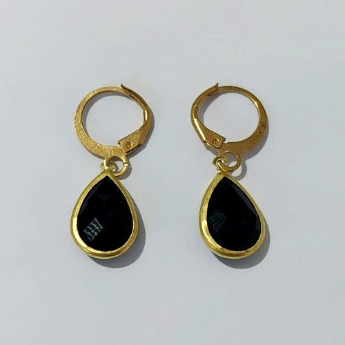 BRINCO NO BRUTO PRONTO PARA O BANHO - BRINCO ARGOLINHA DE PRESSÃO COM PINGENTE 8X12MM (GOTA)COMPOSIÇÃO 70% LATÃO E 30% VIDRO PRETO- PESO: 2,2GR - BRU24047