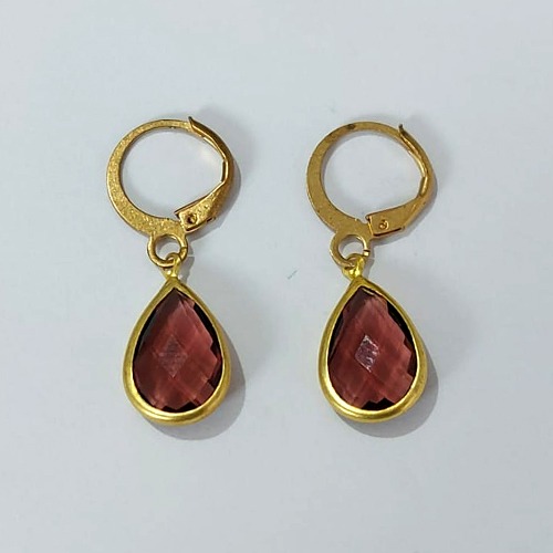 BRINCO NO BRUTO PRONTO PARA O BANHO - BRINCO ARGOLINHA DE PRESSÃO COM PINGENTE 8X12MM (GOTA)COMPOSIÇÃO 70% LATÃO E 30% VIDRO MARRON - PESO: 2,2GR - BRU24048