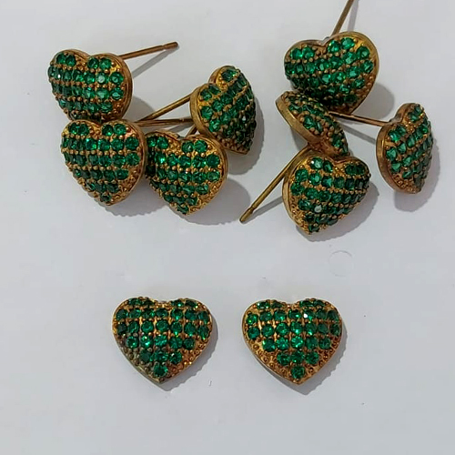 BRINCO NO BRUTO PRONTO PARA O BANHO - BRINCO DE PINO CORAÇÃO CRAVEJADO EM MICROS ZIRCÔNIAS VERDES 10MM - COMPOSIÇÃO: LATÃO / ZIRCÔNIA - PESO 1,4GR - BRU24067