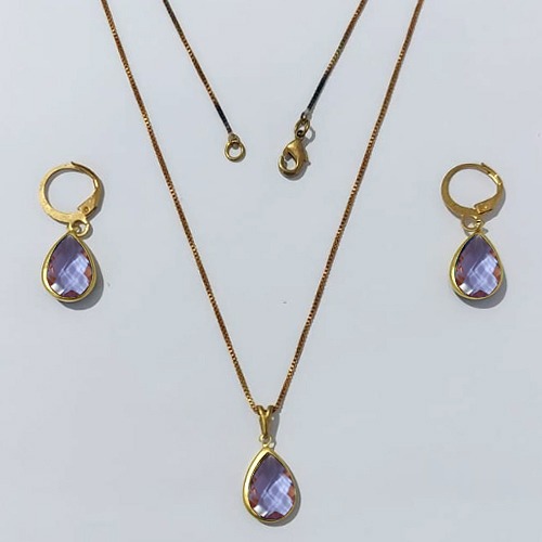 CONJUNTO NO BRUTO PRONTO PARA O BANHO - COM CORRENTE VENEZIANA DE 45CM - PINGENTES PINGENTE 8X12MM (GOTA)COMPOSIÇÃO 70% LATÃO E 30% VIDRO LILÁS - PESO: 5,0GR - BRU24052