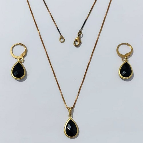 CONJUNTO NO BRUTO PRONTO PARA O BANHO - COM CORRENTE VENEZIANA DE 45CM - PINGENTES PINGENTE 8X12MM (GOTA)COMPOSIÇÃO 70% LATÃO E 30% VIDRO PRETO - PESO: 5,0GR - BRU24055