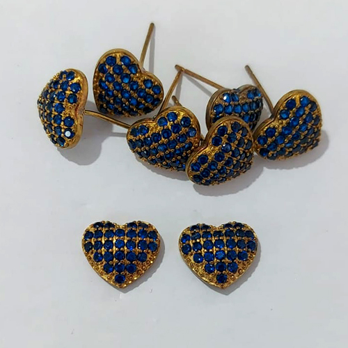 BRINCO NO BRUTO PRONTO PARA O BANHO - BRINCO DE PINO CORAÇÃO CRAVEJADO EM MICROS ZIRCÔNIAS AZUIS 10MM - COMPOSIÇÃO: LATÃO / ZIRCÔNIA - PESO 1,4GR - BRU24068