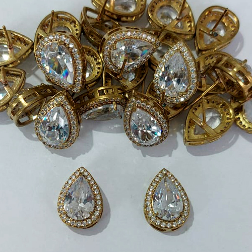 BRINCO NO BRUTO PRONTO PARA O BANHO - BRINCO DE PINO GOTA COM BASE CRAVEJADA EM MICROS ZIRCÔNIAS E PEDRA EM ZIRCÔNIA - TAMANHO 17MM - COMPOSIÇÃO: LATÃO / ZIRCÔNIA - PESO 5GR - BRU24070