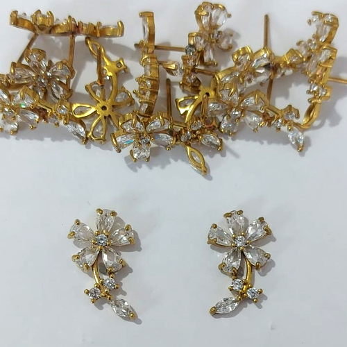 BRINCO NO BRUTO PRONTO PARA O BANHO - BRINCO DE PINO FLOR CRAVEJADA EM ZIRCÔNIAS - TAMANHO 19MM - COMPOSIÇÃO: LATÃO / ZIRCÔNIA - PESO 2,2GR - BRU24072