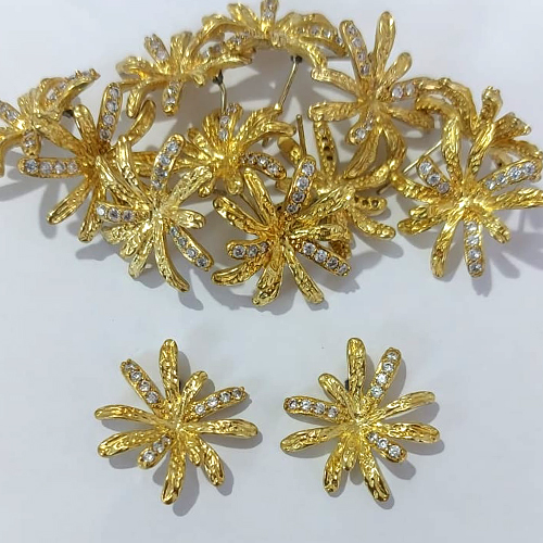 BRINCO NO BRUTO PRONTO PARA O BANHO - BRINCO DE PINO FLOR CRAVEJADA EM MICROS ZIRCÔNIAS - TAMANHO 20MM - COMPOSIÇÃO: LATÃO / ZIRCÔNIA - PESO 3,4GR - BRU24073