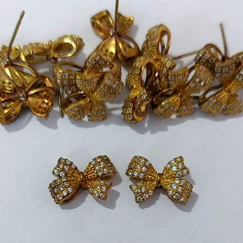 BRINCO NO BRUTO PRONTO PARA O BANHO - BRINCO DE PINO LAÇO CRAVEJADO EM MICROS ZIRCÔNIAS - TAMANHO 14MM - COMPOSIÇÃO: LATÃO / ZIRCÔNIA - PESO 2GR - BRU24075