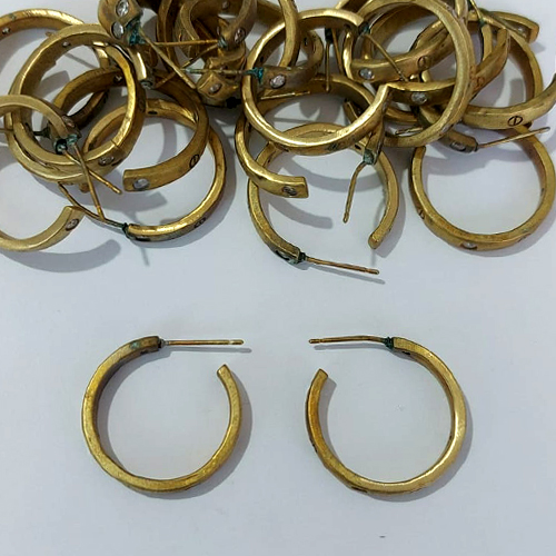 BRINCO NO BRUTO PRONTO PARA O BANHO - BRINCO DE ARGOLA COM ZIRCÔNIAS - TAMANHO 23MM - COMPOSIÇÃO: LATÃO / ZIRCÔNIA - PESO 5,6GR - BRU24076