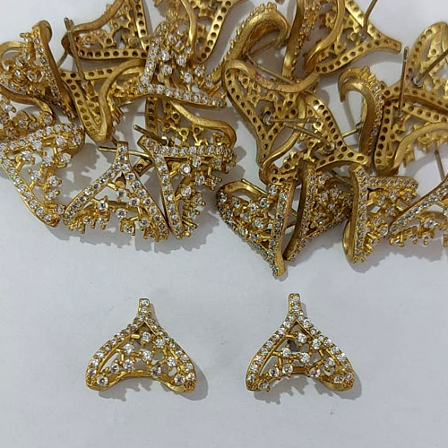 BRINCO NO BRUTO PRONTO PARA O BANHO - BRINCO DE PINO CRAVEJADO COM MICROS ZIRCÔNIAS - TAMANHO 15MM - COMPOSIÇÃO: LATÃO / ZIRCÔNIA - PESO 2,2GR - BRU24080