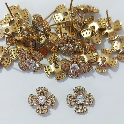 BRINCO NO BRUTO PRONTO PARA O BANHO - BRINCO DE PINO FLOR CRAVEJADA COM MICROS ZIRCÔNIAS - TAMANHO 12MM - COMPOSIÇÃO: LATÃO / ZIRCÔNIA - PESO 2,2GR - BRU24084