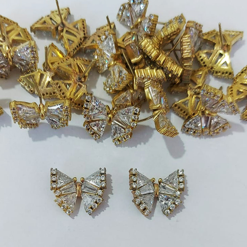 BRINCO NO BRUTO PRONTO PARA O BANHO - BRINCO DE PINO BORBOLETA CRAVEJADA COM ZIRCÔNIAS - TAMANHO 16MM - COMPOSIÇÃO: LATÃO / ZIRCÔNIA - PESO 4,4GR - BRU24087