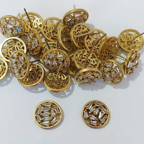 BRINCO NO BRUTO PRONTO PARA O BANHO - BRINCO DE PINO REDONDO CRAVEJADO COM ZIRCÔNIAS - TAMANHO 13MM - COMPOSIÇÃO: LATÃO / ZIRCÔNIA - PESO 2,6GR - BRU24088