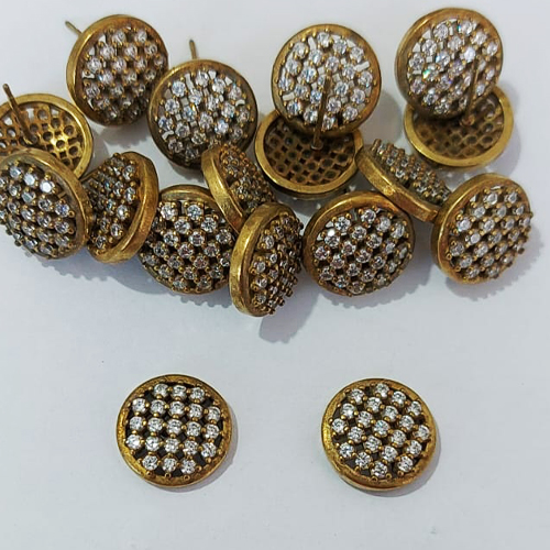 BRINCO NO BRUTO PRONTO PARA O BANHO - BRINCO DE PINO REDONDO CRAVEJADO COM MICROS ZIRCÔNIAS - TAMANHO 12MM - COMPOSIÇÃO: LATÃO / ZIRCÔNIA - PESO 2,8GR - BRU24090