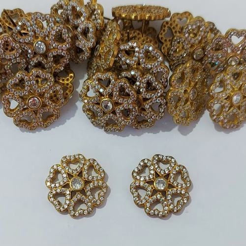 BRINCO NO BRUTO PRONTO PARA O BANHO - BRINCO DE PINO FLOR CRAVEJADA COM MICROS ZIRCÔNIAS - TAMANHO 16MM - COMPOSIÇÃO: LATÃO / ZIRCÔNIA - PESO 3,4GR - BRU24091