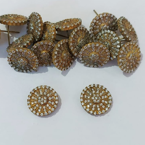 BRINCO NO BRUTO PRONTO PARA O BANHO - BRINCO DE PINO REDONDO CRAVEJADO COM MICROS ZIRCÔNIAS - TAMANHO 14MM - COMPOSIÇÃO: LATÃO / ZIRCÔNIA - PESO 2,8GR - BRU24092