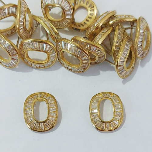 BRINCO NO BRUTO PRONTO PARA O BANHO - BRINCO DE PINO OVAL VAZADO CRAVEJADO COM MICROS ZIRCÔNIAS - TAMANHO 13MM - COMPOSIÇÃO: LATÃO / ZIRCÔNIA - PESO 1,6GR - BRU24093