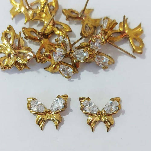 BRINCO NO BRUTO PRONTO PARA O BANHO - BRINCO DE PINO BORBOLETA CRAVEJADA COM MICROS ZIRCÔNIAS - TAMANHO 14MM - COMPOSIÇÃO: LATÃO / ZIRCÔNIA - PESO 2,2GR - BRU24094