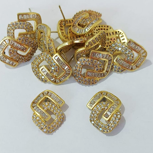 BRINCO NO BRUTO PRONTO PARA O BANHO - BRINCO DE PINO VAZADO CRAVEJADO COM MICROS ZIRCÔNIAS - TAMANHO 18MM - COMPOSIÇÃO: LATÃO / ZIRCÔNIA - PESO 2,8GR - BRU24095