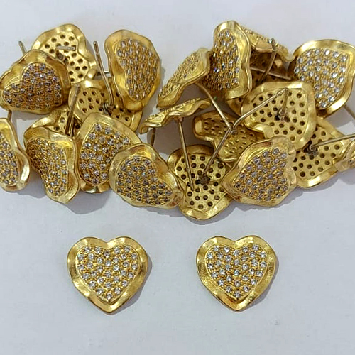 BRINCO NO BRUTO PRONTO PARA O BANHO - BRINCO DE PINO CORAÇÃO CRAVEJADO COM MICROS ZIRCÔNIAS - TAMANHO 13MM - COMPOSIÇÃO: LATÃO / ZIRCÔNIA - PESO 2,4GR - BRU24097