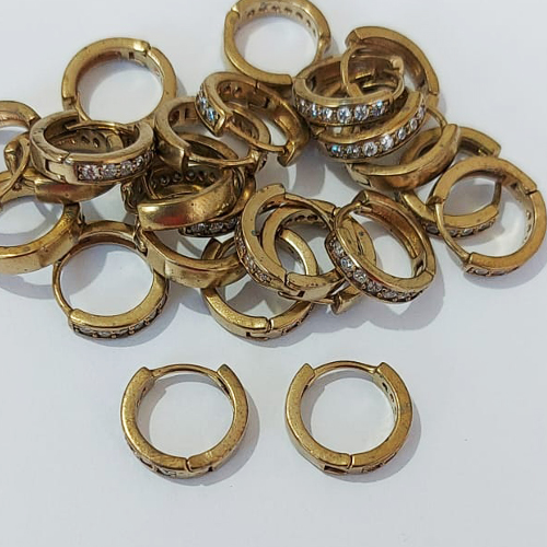 BRINCO NO BRUTO PRONTO PARA O BANHO - BRINCO ARGOLINHA DE PRESSÃO CRAVEJADO EM ZIRCÔNIAS - TAMANHO 14MM - COMPOSIÇÃO: LATÃO / ZIRCÔNIA - PESO 2GR - BRU24099