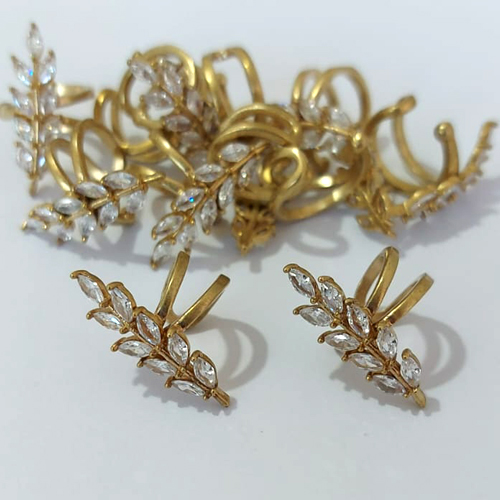 BRINCO NO BRUTO PARA BANHO - EAR CUFF COM FOLHA EM ZIRCÔNIAS - TAMANHO 21MM (VENDIDO POR UNIDADE) - PESO 1,4GR - BRU24100
