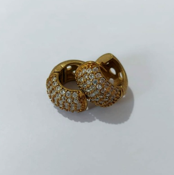 BRINCO NO BRUTO PRONTO PARA O BANHO - (CX.152) BRINCO ARGOLINHA DE PRESSÃO CRAVEJADO EM ZIRCÔNIAS - TAMANHO 14MM (largura 8mm- 6 fileira de zIrconia) - ALTA FUSÃO- PESO 4.3GR - BRU24109