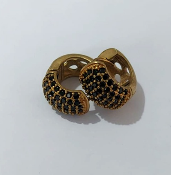 BRINCO NO BRUTO PRONTO PARA O BANHO - (CX.152) BRINCO ARGOLINHA DE PRESSÃO CRAVEJADO EM ZIRCÔNIAS - TAMANHO 14MM (largura 8mm- 6 fileira de zIrconia) - ALTA FUSÃO- PESO 4.3GR - BRU24110