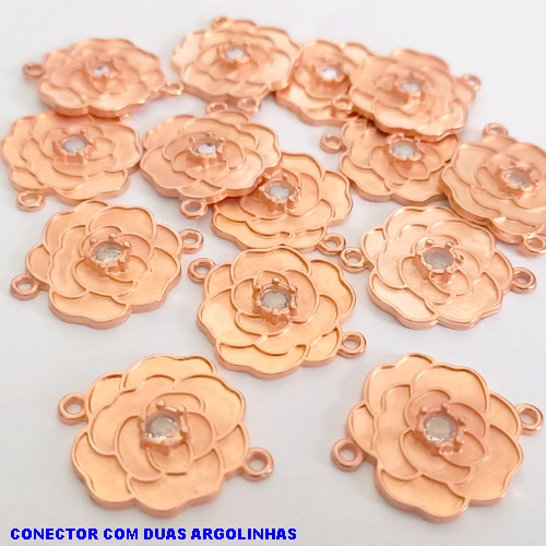 CONECTOR COM DUAS ARGOLINHA NO BRUTO PRONTO PARA O BANHO(CRIS) - (CX.152) - UMA FLOR DE 18MM COM PEDRA ZIRCONIA 4MM- TAMANHO 2CM( PESO 2,4GR - BRU24121