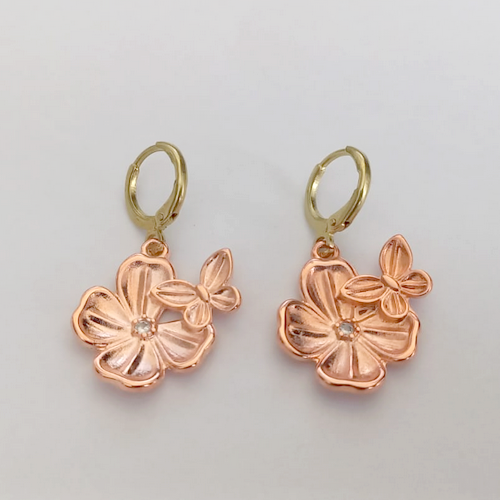 BRINCO NO BRUTO ARGOLINHA DE PRESSÃO PRONTO PARA O BANHO(CRIS)- (CX.151) - UMA FLOR DE 18MM COM UMA PEDRA ZIRCONIA - ( PESO 4.3GR - BRU24201