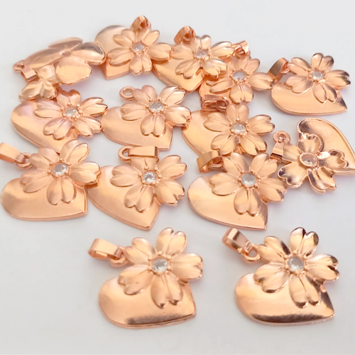 PINGENTE NO BRUTO PRONTO PARA O BANHO(CRIS)- (CX.151) - FLOR E CORAÇÃO DE 18MM COM UMA PEDRA ZIRCONIA - ( PESO 1.4GR - BRU24203