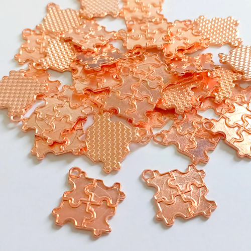 PINGENTE NO BRUTO PRONTO PARA O BANHO (CX151) (AUTISTA) -(com contra argola) PINGENTES TAMANHO 1,5CM - PESO TOTAL 1,3GR(cada pingente) - BRU24213