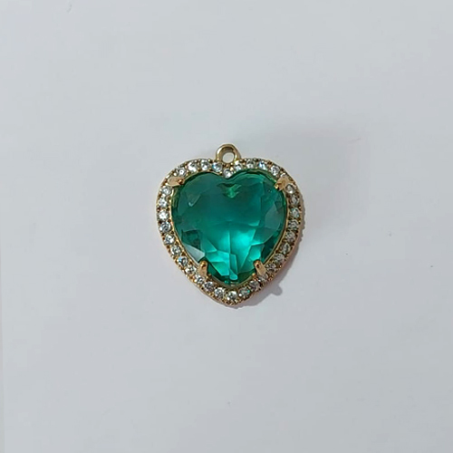 PINGENTE NO BRUTO PRONTO PARA O BANHO - PINGENTE COM BASE CORAÇÃO CRAVEJADO EM MICRO ZIRCÔNIAS CRISTAIS E PEDRA EM ZIRCÔNIA VERDE 15X15MM - PESO TOTAL 4,2GR - COMPOSIÇÃO: LATÃO / ZIRCÔNIA - BRU24198