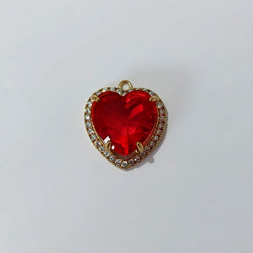 PINGENTE NO BRUTO PRONTO PARA O BANHO - PINGENTE COM BASE CORAÇÃO CRAVEJADO EM MICRO ZIRCÔNIAS CRISTAIS E PEDRA EM ZIRCÔNIA VERMELHA 15X15MM - PESO TOTAL 4,2GR - COMPOSIÇÃO: LATÃO / ZIRCÔNIA - BRU24199