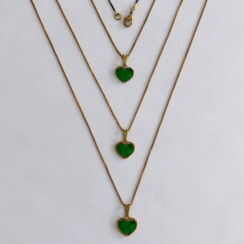 GARGANTILHA NO BRUTO PRONTA PARA O BANHO - KIT COM 3 CORRENTES VENEZIANAS 45CM E PINGENTES CORAÇÃO TIPO VAN CLEEF EM RESINA VERDE 10MM - PESO TOTAL 6,3GR - BRU24263