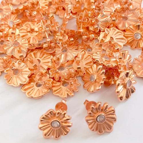 BRINCO NO BRUTO PRONTO PARA O BANHO(CRIS)(CX154) - COM BASE DE PINO COM UMA PEDRA DE ZIRCÔNIA CRISTAL DE 4MM TAMANHO DO BRINCO 10X10MM - PESO TOTAL 2,2GR(peso do par) - BRU24351